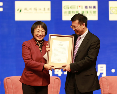 中国质量认证中心主任王克娇向论坛主办方中国循环经济协会颁发了低碳产品认证证书(2)，_副本.jpg
