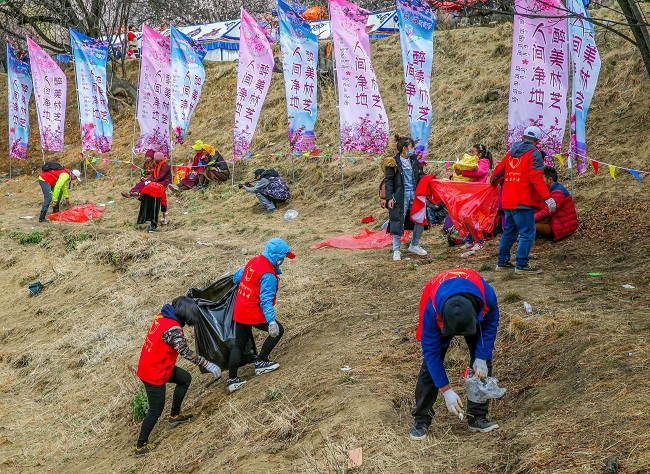 207最美‘减塑’上高原.JPG